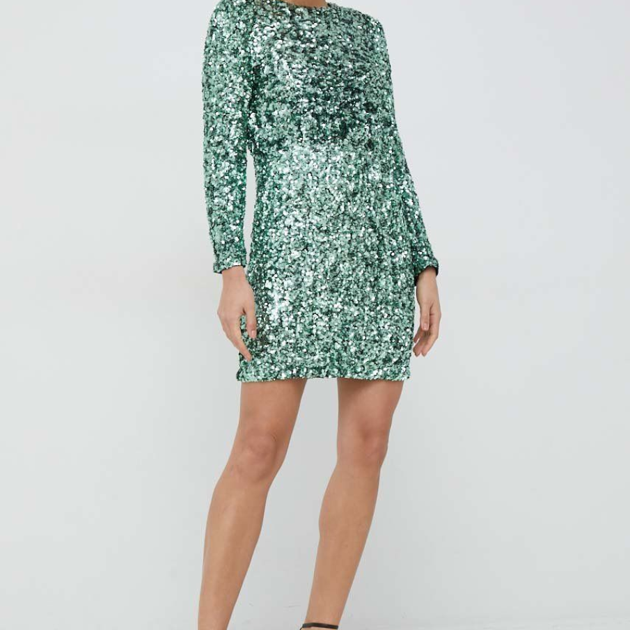 Rochie verde mini, mulată, cu mânecă lungă și străluciri intense oferite de paietele aplicate