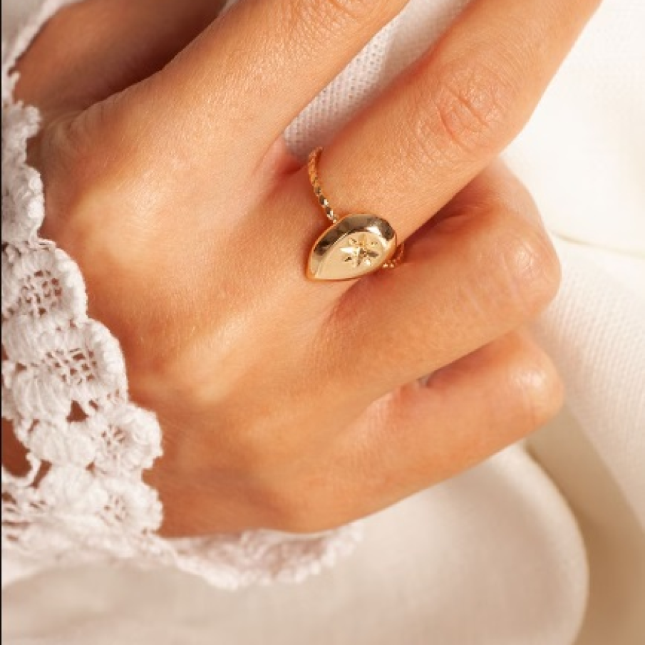 Inel auriu COME Bijoux deosebit și delicat, cu detaliu floral în centrul sigiliului și aspect răsucit 