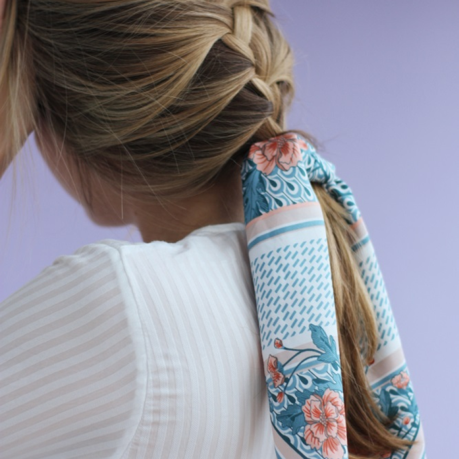 Impletitura frantuzeasca prinsa cu esarfa in imprimeu floral