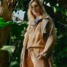 Trench, parka și denim: eleganța relaxată a noului sezon