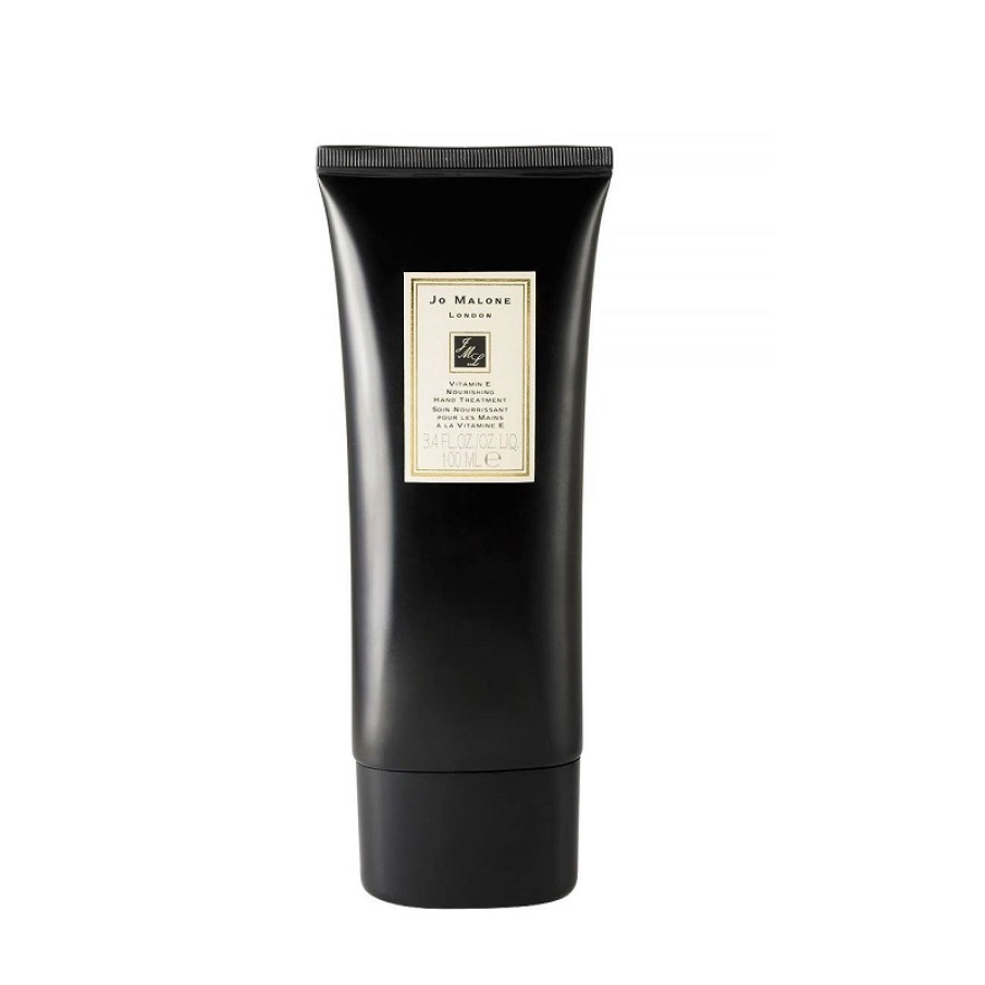 Crema de mâini Jo Malone London îmbogățită cu vitamina E protejează pielea mâinilor și o hidratează în profunzime.  Are note subtile de pomelo și coacăze negre