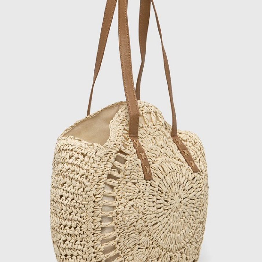 Geantă rotundă, din material împletit, cu bretele super lungi și închidere interioară cu fermoar. Perfectă pentru a completa o ținută sic!