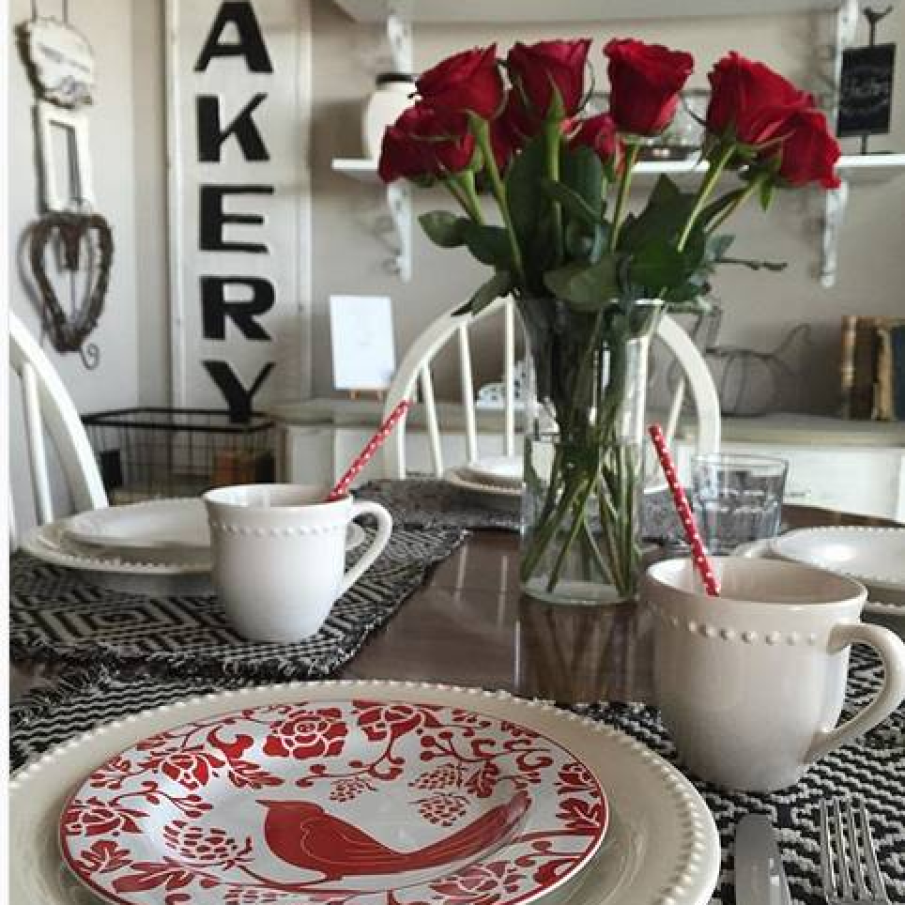 Un pic de rosu aduce culoare intr-un decor neutru