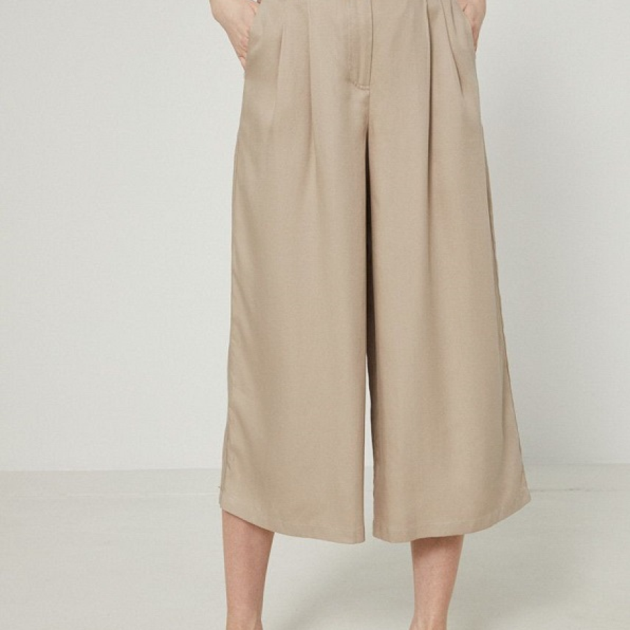 Pantaloni culottes trei sferturi, de culoare bej, cu talie înălțată și curea șic. Perfecți pentru o vară călduroasă!