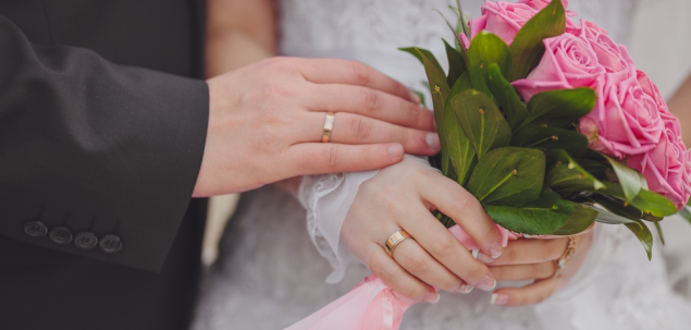 Sentimentul de iubire poarta un parfum discret de...