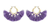 Cercei aurii Pieces, având canafi decorativi ampli în nuanță de violet intens pentru un efect wow 