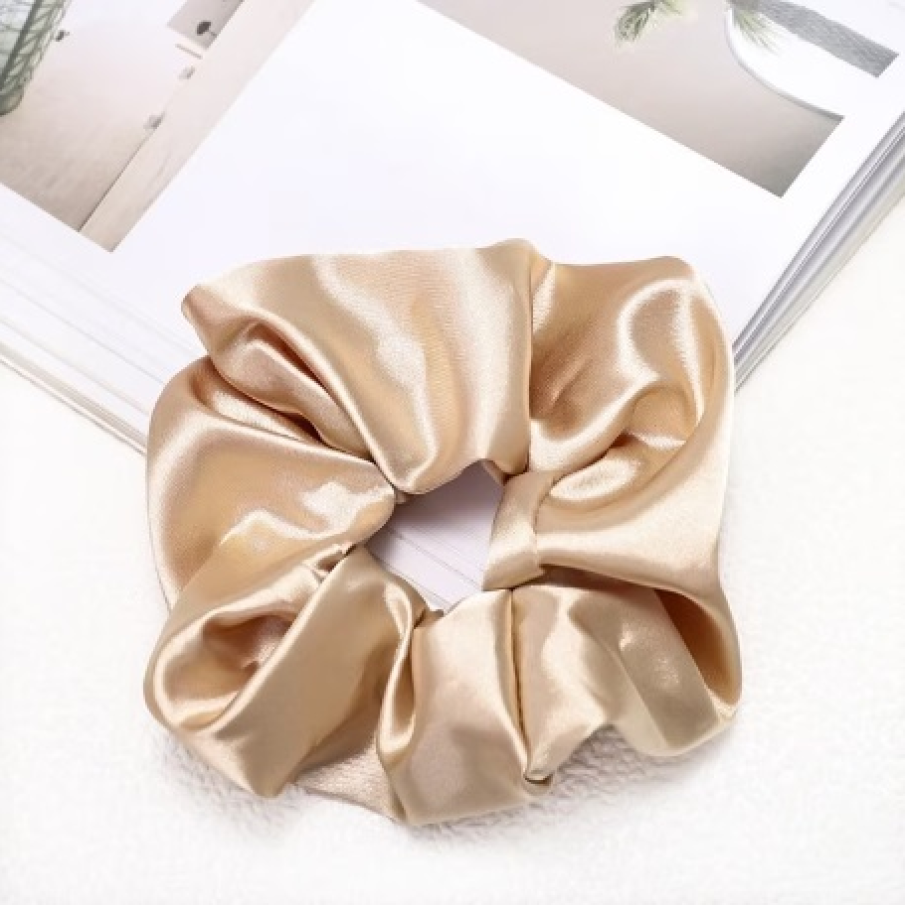 Elastic de păr stil scrunchie, din mătase naturală Mulberry, într-o nuanță dulce și delicată de bej șampanie 