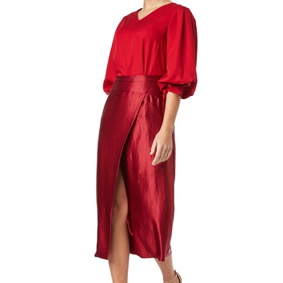 Fustă Noria Anis elegantă, cu croială petrecută și șliț frontal. Culoarea sa este un roșu superb, prețios. 