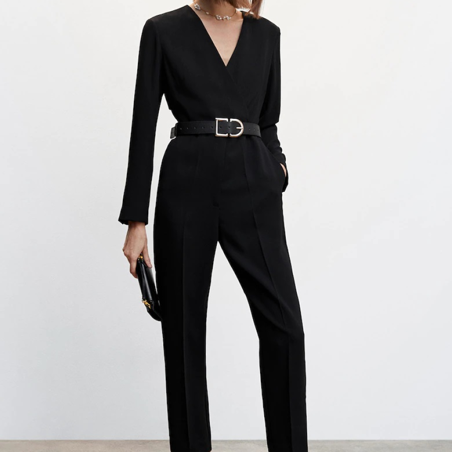 Salopetă neagră elegantă, cu decolteu în V, croială conică și curea cu detaliu metalic auriu în talie