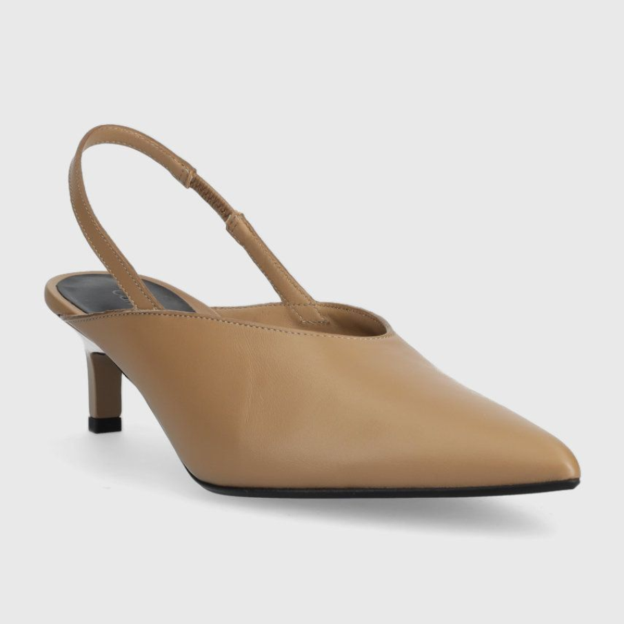 Pantofi stiletto tip slingback, de piele, de la Calvin Klein, în nuanță de bej. Au tocul mic, de 5 cm, și subțire