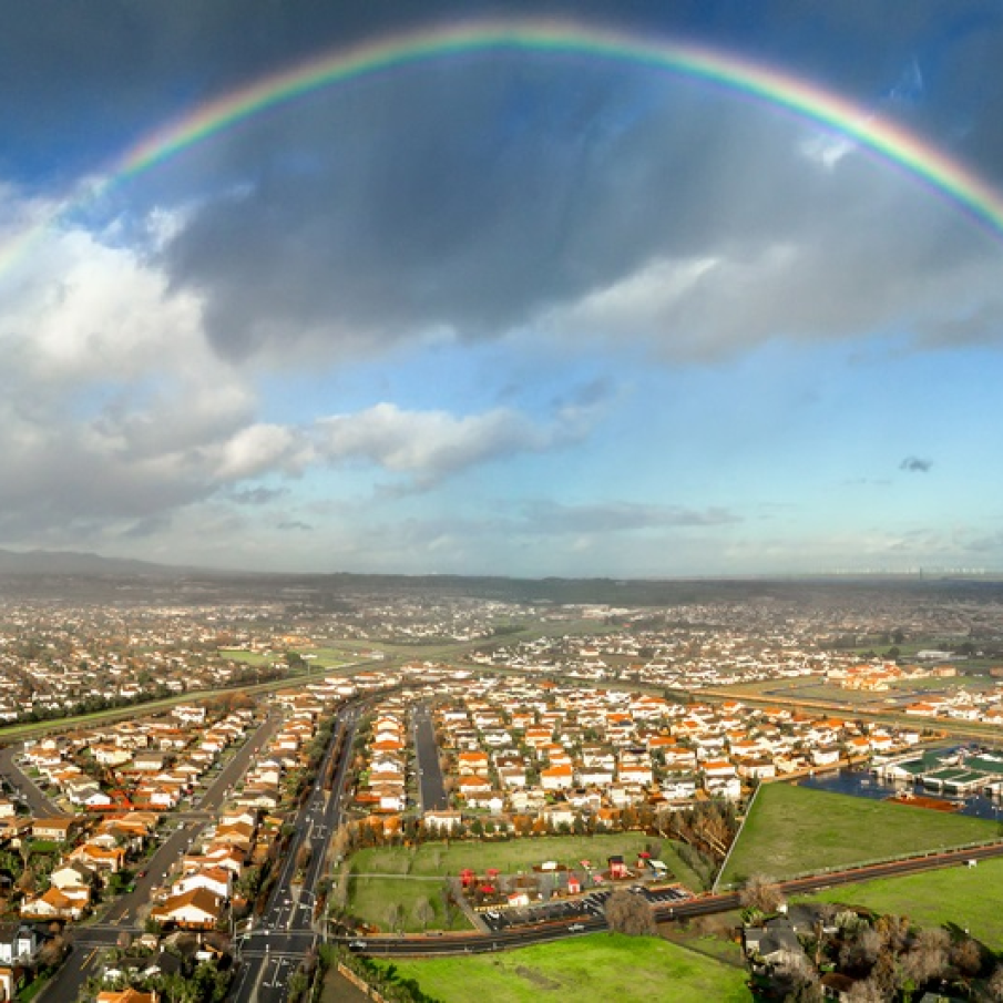 Arta colorată a naturii deasupra orașului 