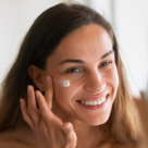 5 Creme și seruri cu NIACINAMIDĂ care vor face minuni pentru tenul tău