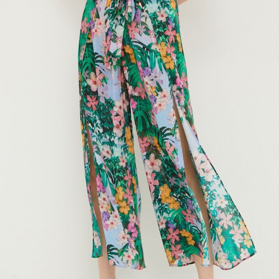 Pantaloni lungi de plajă, din material vaporos, cu imprimeu floral și tropical. Au slițuri proeminente, ceea ce îi face perfecți pentru plajă. 