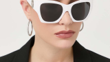 Ochelari de soare din colecția Versace cu lentile netede și rame albe din plastic. Dispun de filtru UV 400