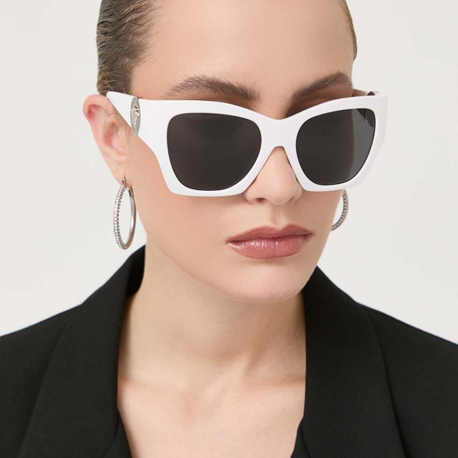 Ochelari de soare din colecția Versace cu lentile netede și rame albe din plastic. Dispun de filtru UV 400