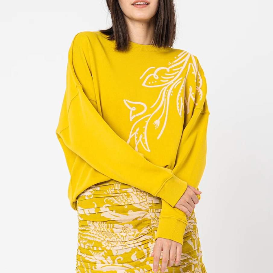 Bluză sport Ted Baker în nuanță de galben muștar, cu mânecile căzute și imprimeu floral alb pe diagonală 