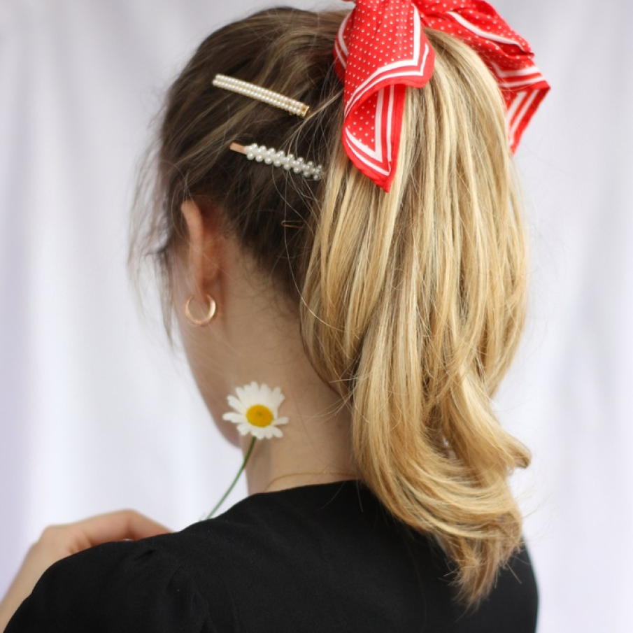 Esarfa innodata cu funda pentru parul prins in coada de cal