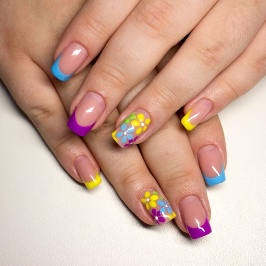 Manichiura french plină de culoare, cu motive florale pictate pe unghia inelarului 