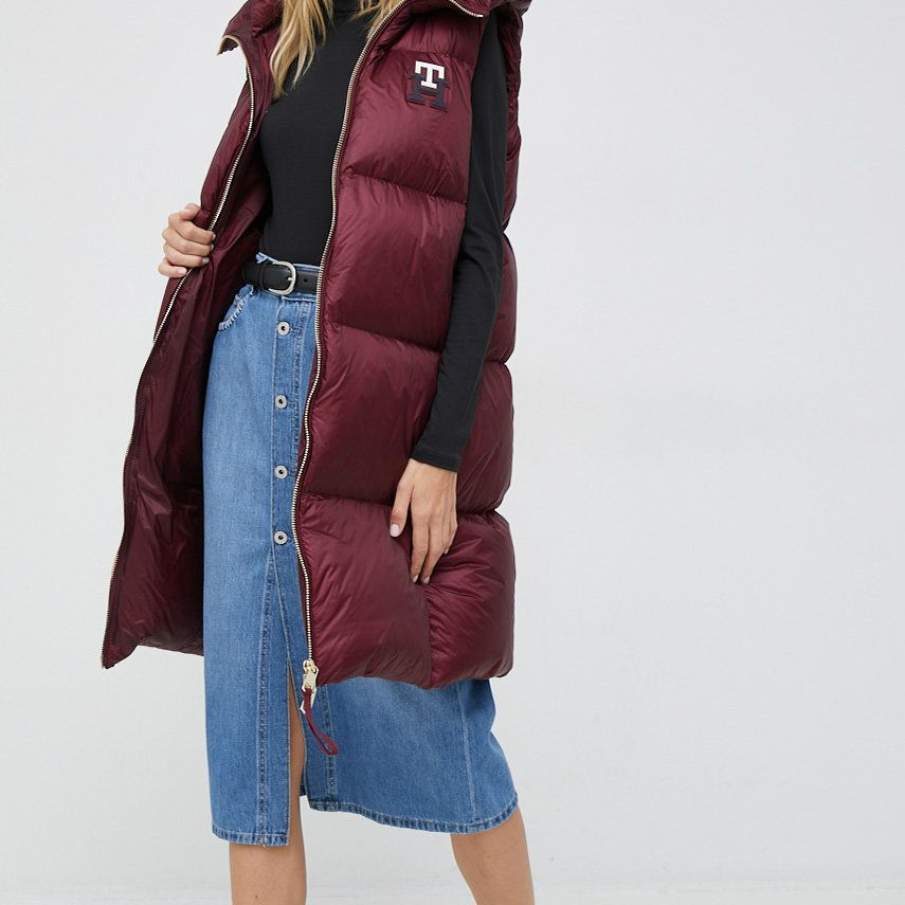 Vestă matlasată cu glugă, în nuanță de roșu bordo, de la Tommy Hilfiger