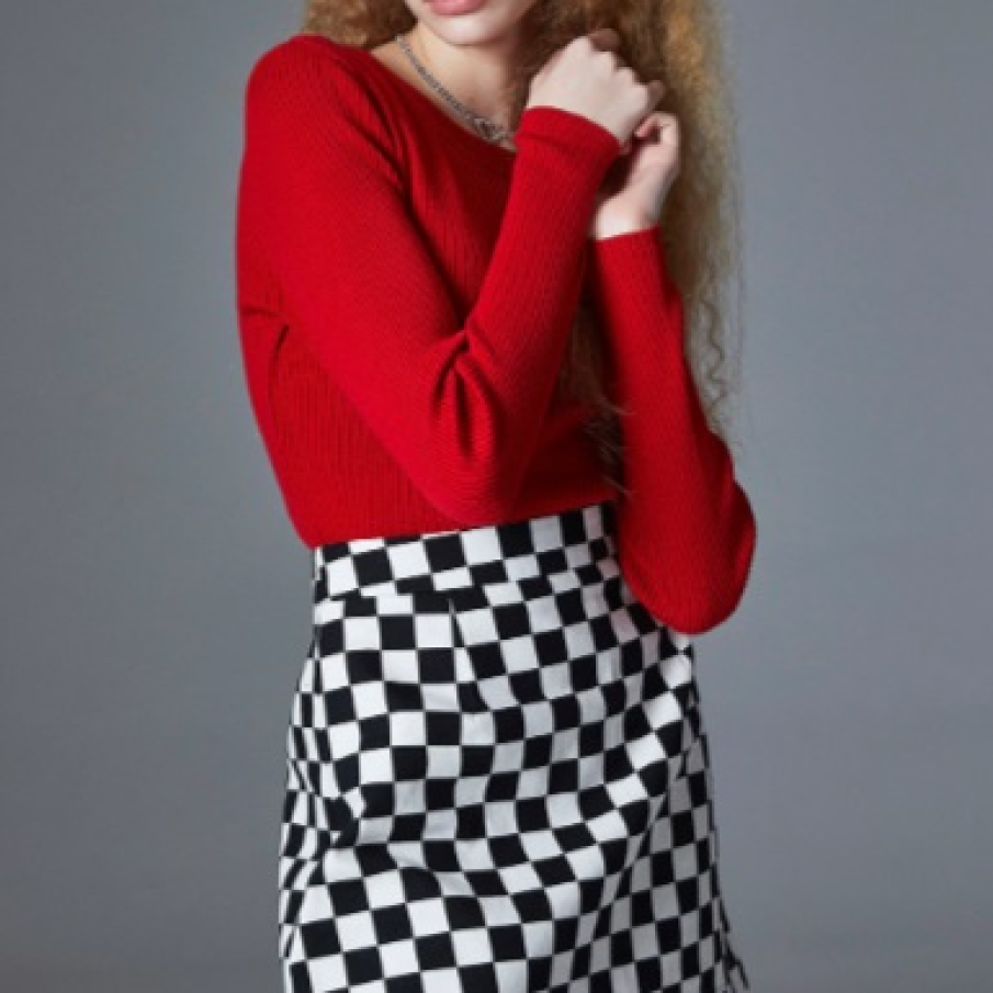 Fusta tablă de șah, în carouri alb negru, de efect! Fusta LC WAIKIKI are talie înaltă și este confecționată 100% din bumbac. 