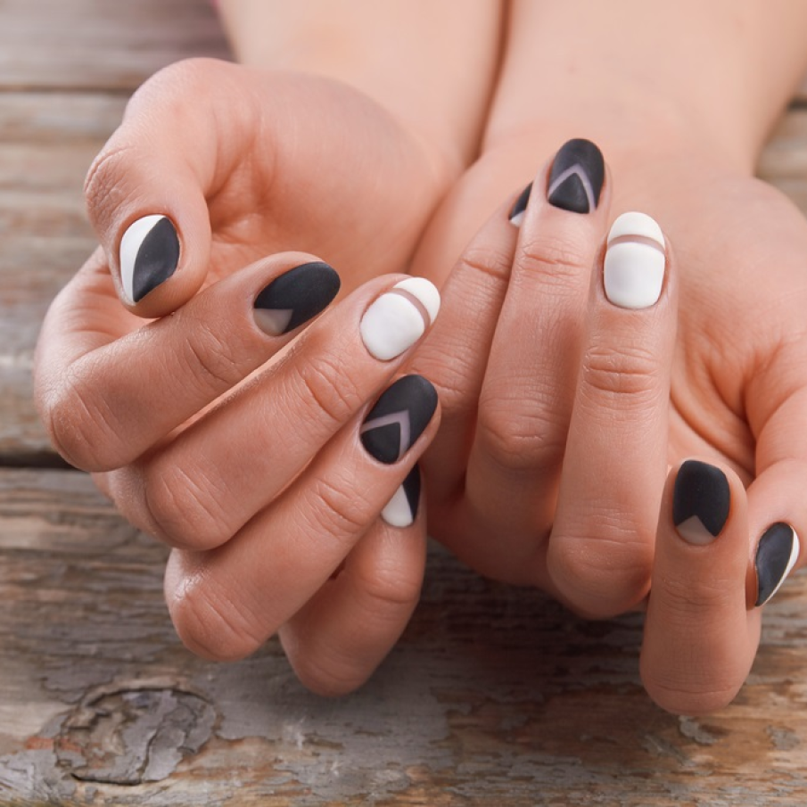 Manichiură mată alb-negru, cu influențe geometrice 
