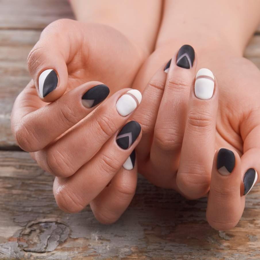 Manichiură mată alb-negru, cu influențe geometrice 