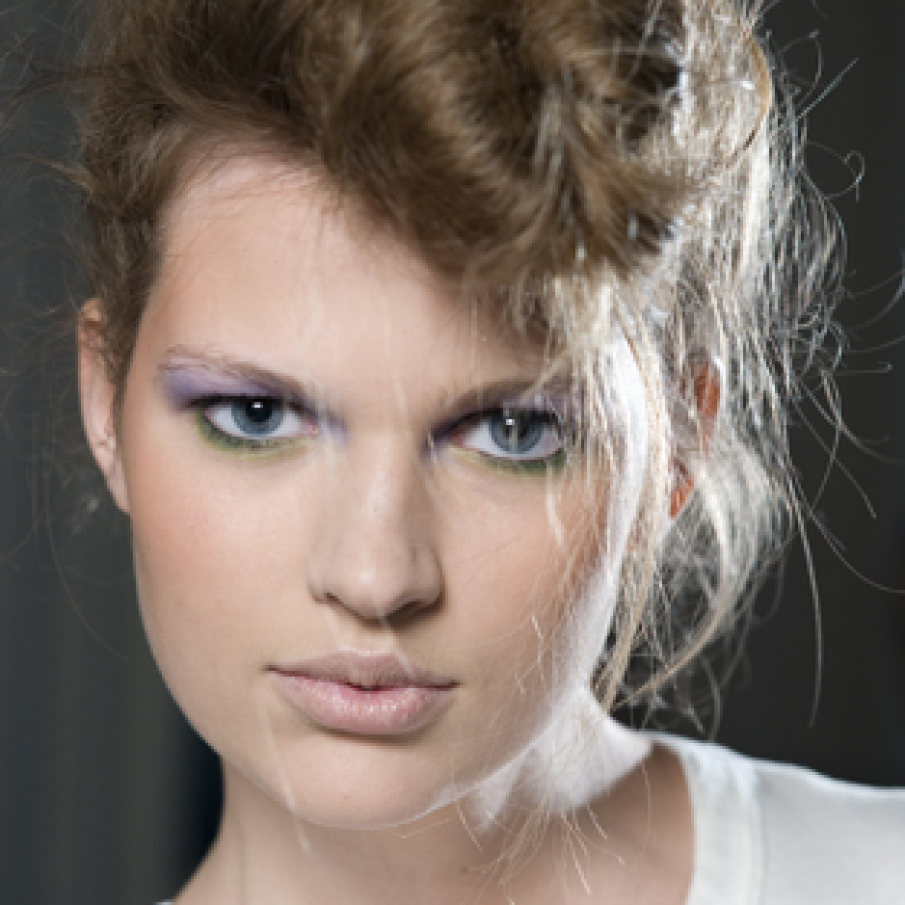 Buze nude, ochi accentuati