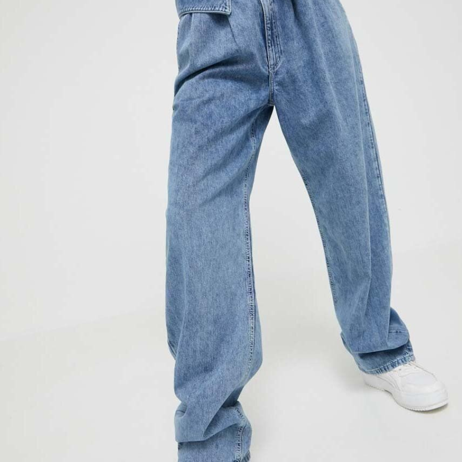 Blugi largi din colecția Karl Lagerfeld Jeans, cu fason relaxed, confecționați din material de înaltă calitate. Au pliuri decorative și o curea albastră din material textil albastru pentru un efect șic