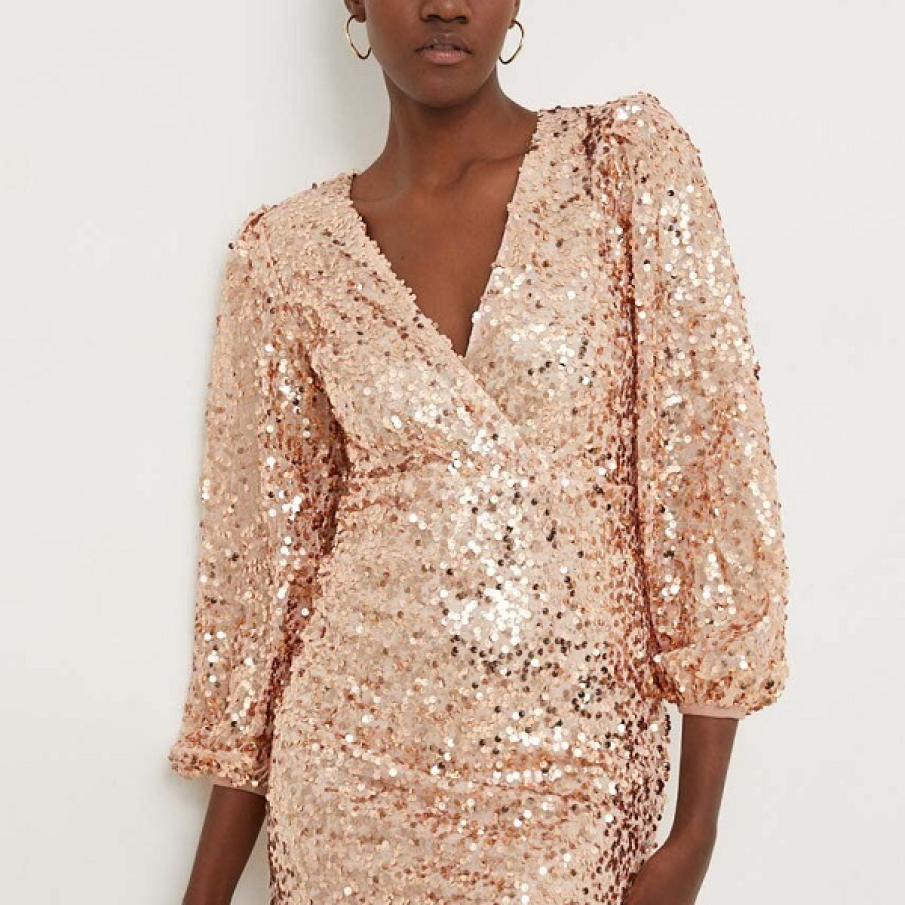 Rochie mini aurie, cu mâneci trei sferturi, din colecția Answear Lab. Este confecționată din material cu paiete și are decolteu în V