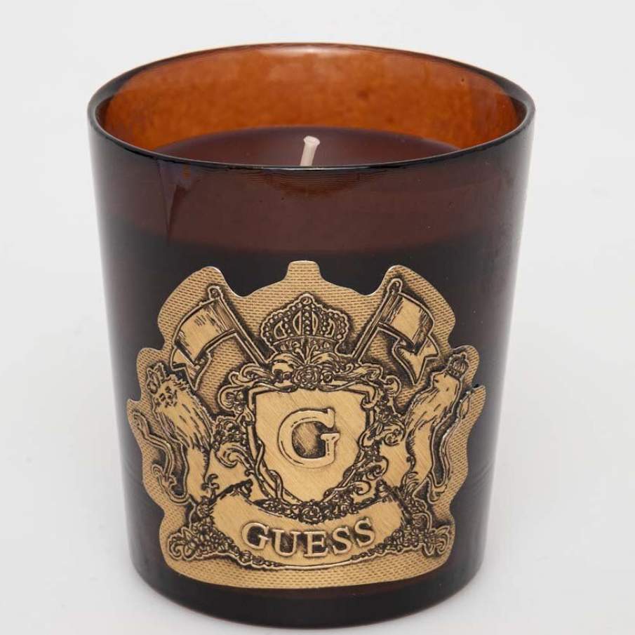 Lumânare parfumată din colecția Guess în recipient confecționat din sticlă. Are un design simplu, elegant