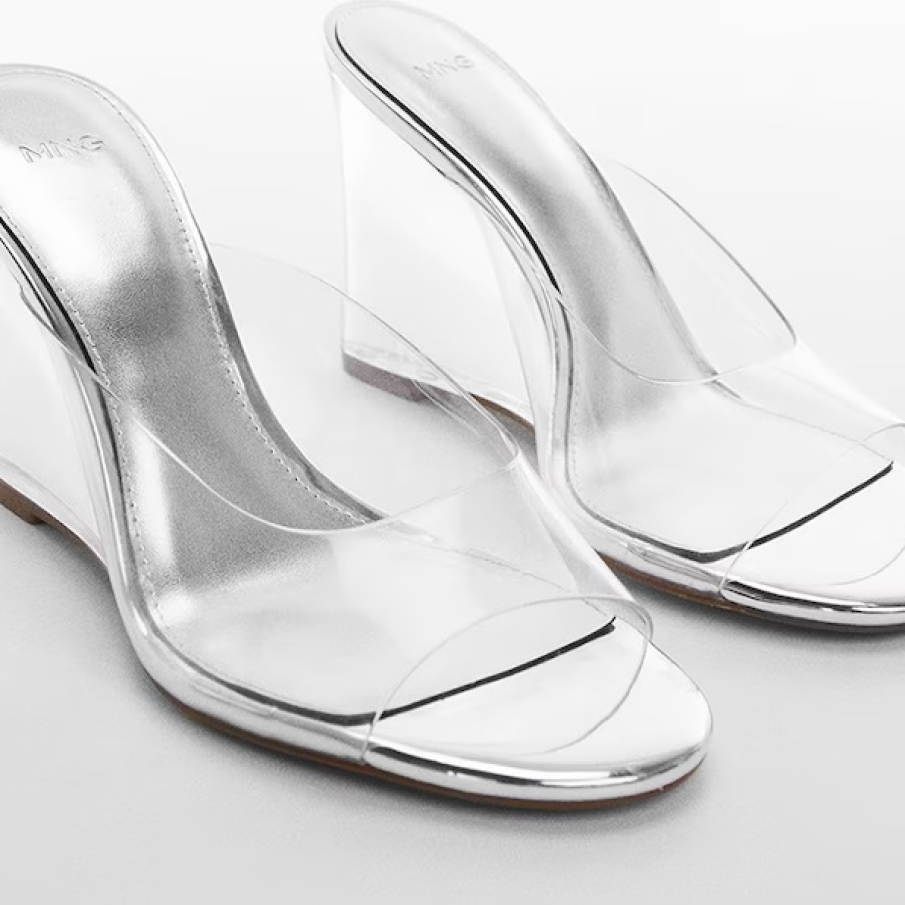 Saboți transparenți cu talpă wedge de la Mango pentru un look modern și inedit 