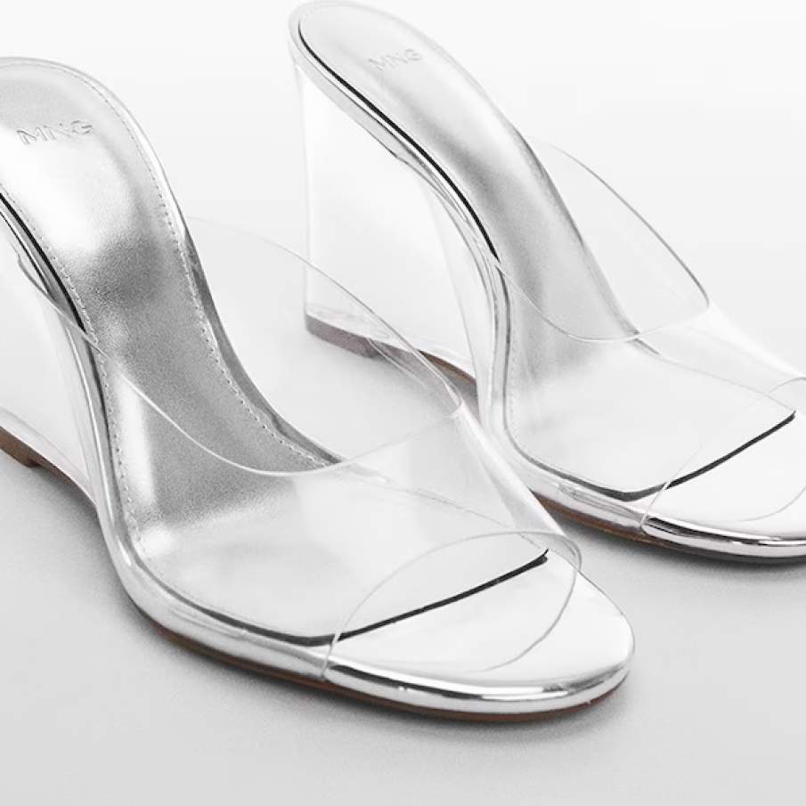 Saboți transparenți cu talpă wedge de la Mango pentru un look modern și inedit 