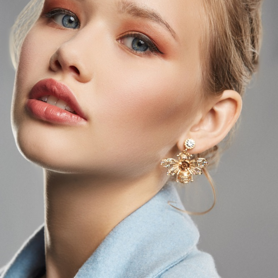 Cine spune că cercelul pe o singură ureche nu poate fi statement și în același timp elegant și grațios?