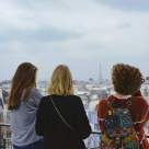 Millennials vs Gen Z: generații diferite, obiceiuri de călătorie diferite?