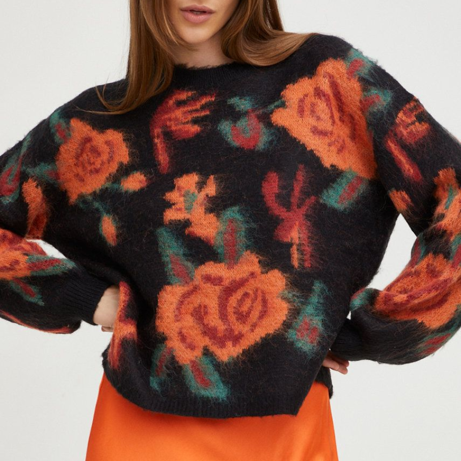 Pulover negru cu imprimeu floral colorat din colecția Answear Lab. Este confecționat din tricot ornamentat, cu 15% lână.