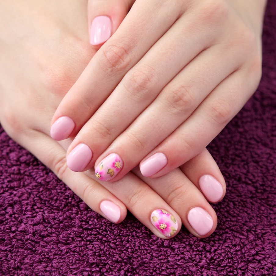 Roz delicat pe unghiuțe și printuri florale dreamy 