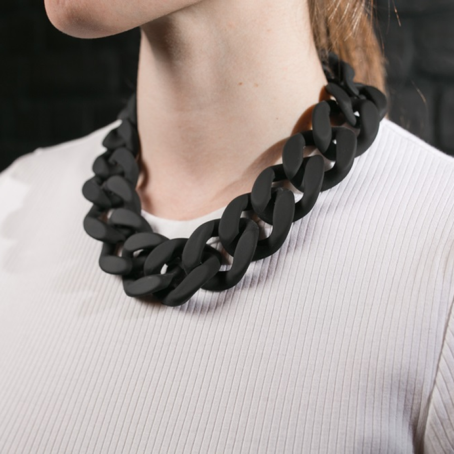 Coliere groase din zale supradimensionate de plastic negru, mat 