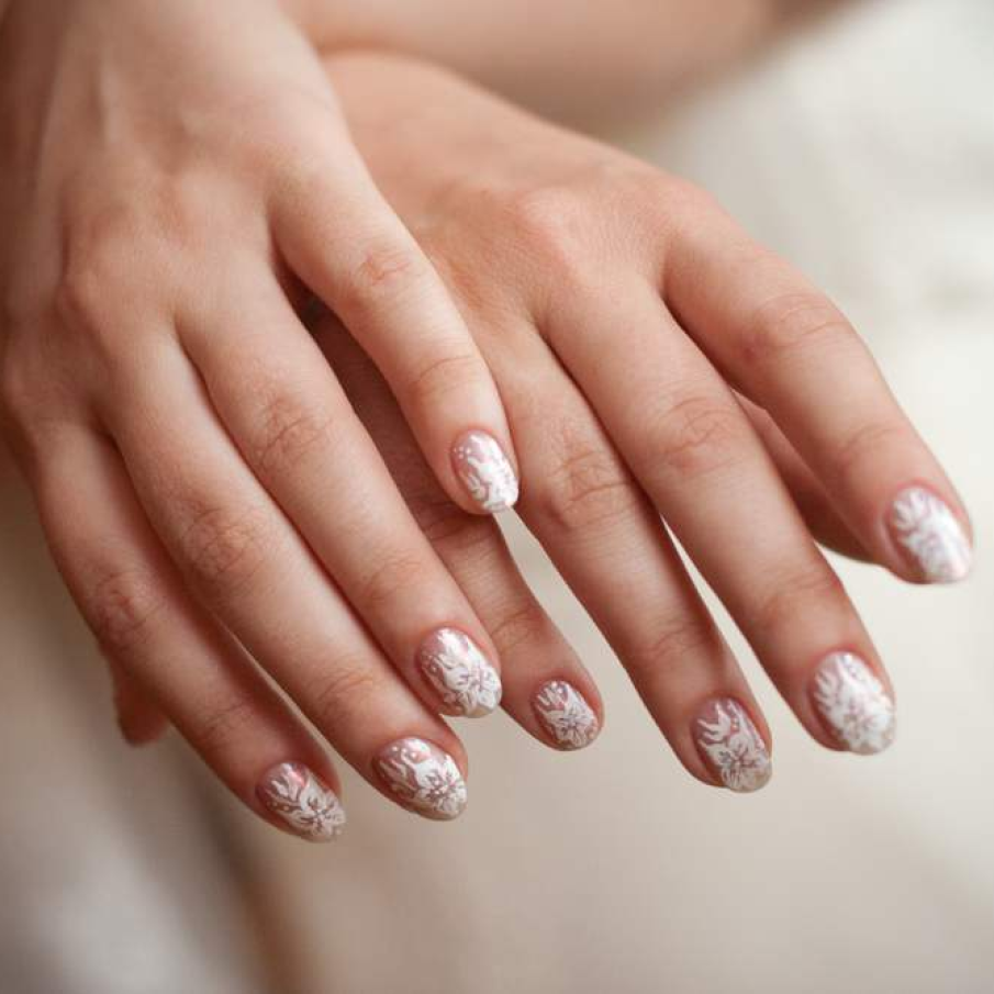 Manichiura de nunta stil dantelat 