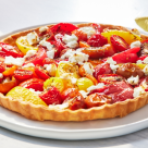 Tartă sărată cu roșii, ceapă caramelizată și brânză de capră: rețeta simplă care arată ca scoasă dintr-un bistro