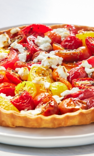 Tartă sărată cu roșii, ceapă caramelizată și brânză de capră: rețeta simplă care arată ca scoasă dintr-un bistro