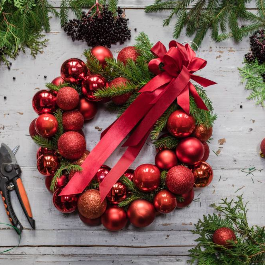 Coronita de Sarbatori din crengute de brad si globulete rosii decorative 