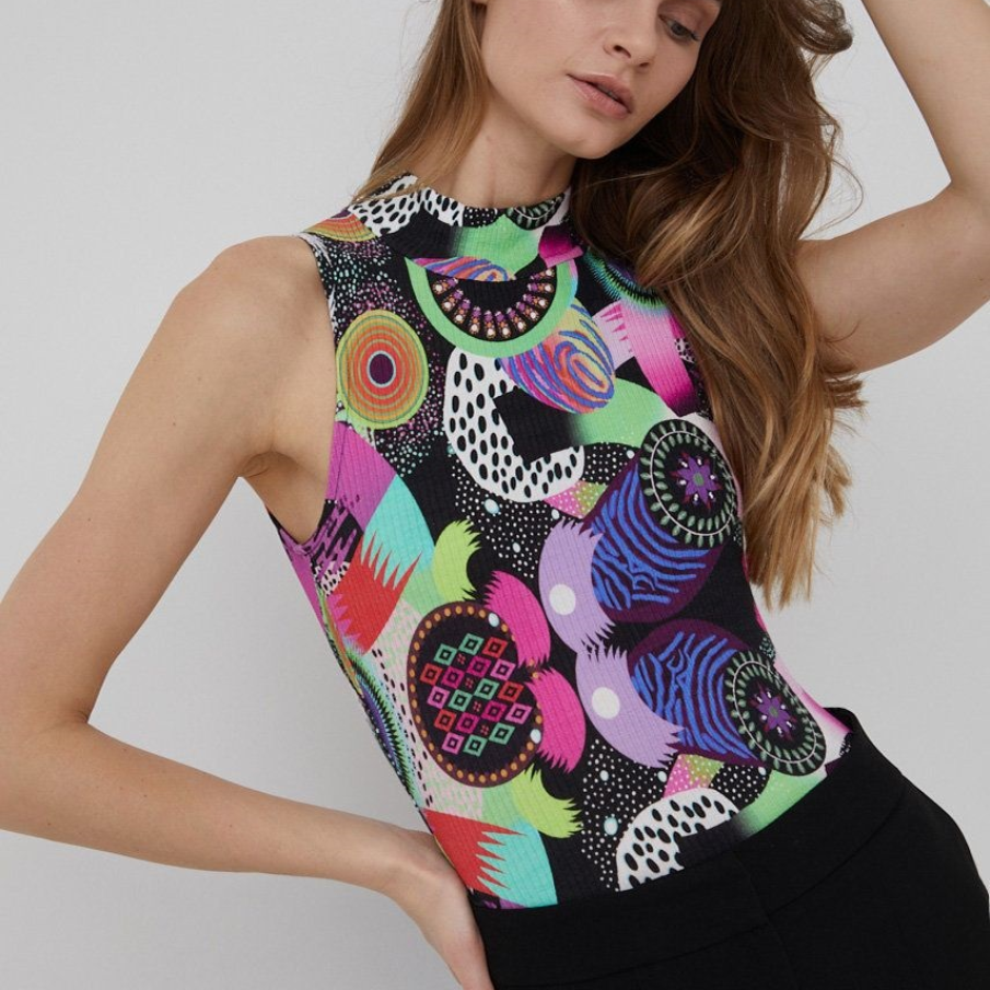 Top mulat Desigual tip turtleneck cu un imprimeu deosebit care pune în evidență ținuta 