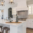 Cum să ascunzi cablurile și electrocasnicele inestetice din locuința ta. 3 idei ușor de pus în practică