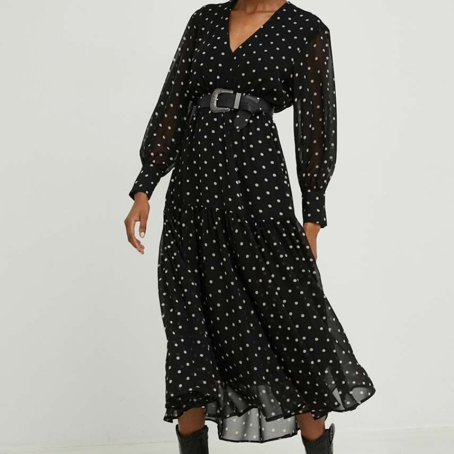 Rochie în clos și cu buline, cu decolteu în V, mânecă trei sferturi și bandă elastică în talie 