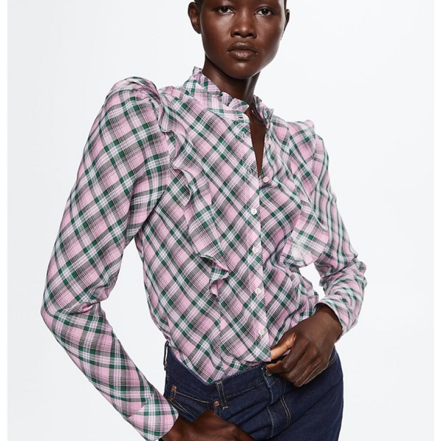 Cămașă de bumbac în carouri roz și verde de la Mango cu volane și umeri ușor bufanți 