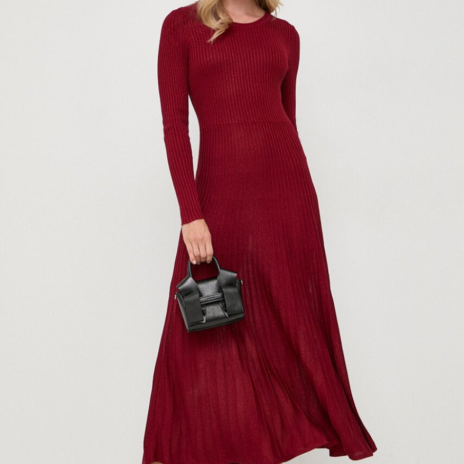 Rochie Bardot lungă, în nuanță de roșu bordo, mulată înpartea superioară și evazată în partea inferioară. Materialul conține fir metalic care îi conferă un aspect lucios