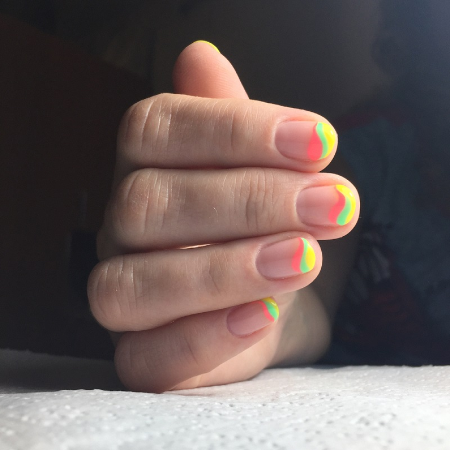 Manichiură multicoloră cu vârfurile unghiilor colorate în stil serpuitor, un trend încă la modă pe rețetele de socializare