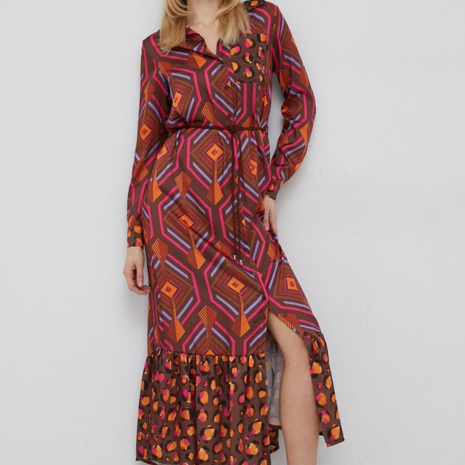 Rochie lungă XT Studio dintr-un material plăcut la atingere, în nuanțe de toamnă. Are un buzunar decorativ pe piept și cordon subțire în talie