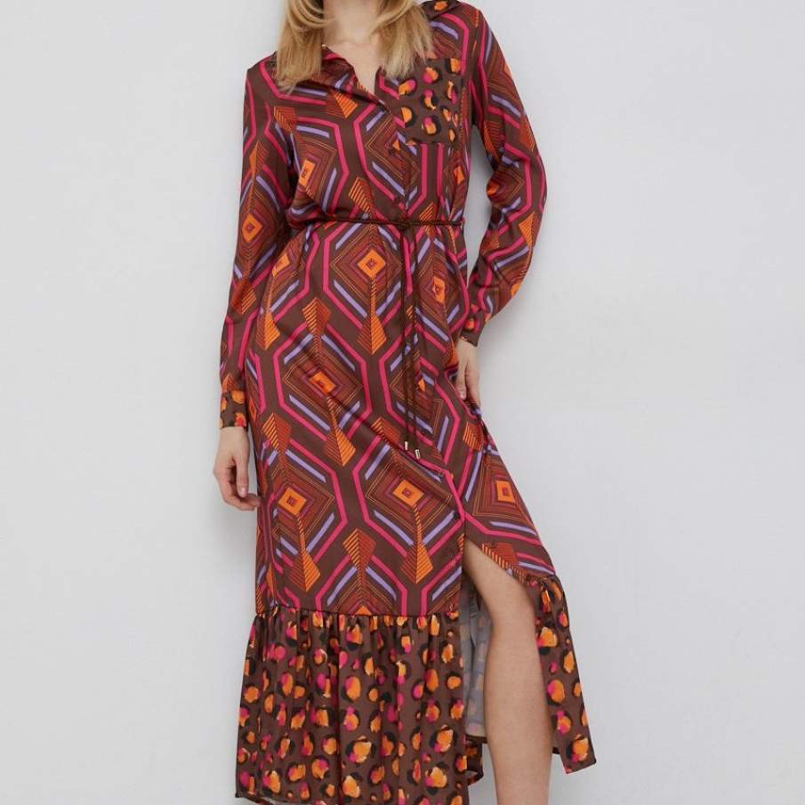 Rochie lungă XT Studio dintr-un material plăcut la atingere, în nuanțe de toamnă. Are un buzunar decorativ pe piept și cordon subțire în talie