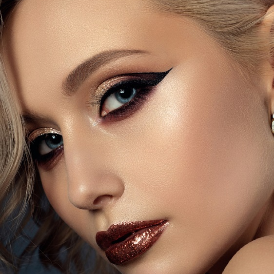 Machiaj glamorous cu linii de tus grafice 